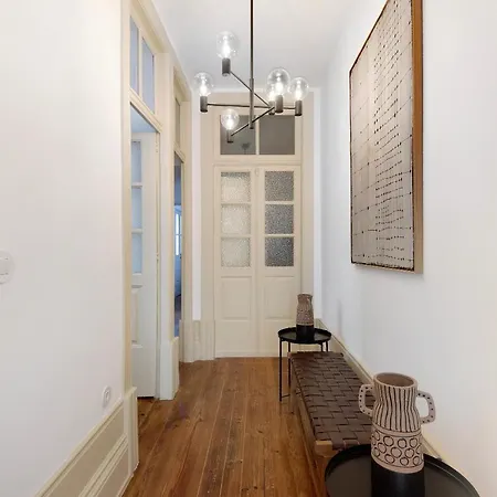 Crooked Floor House - Attic 아파트 *